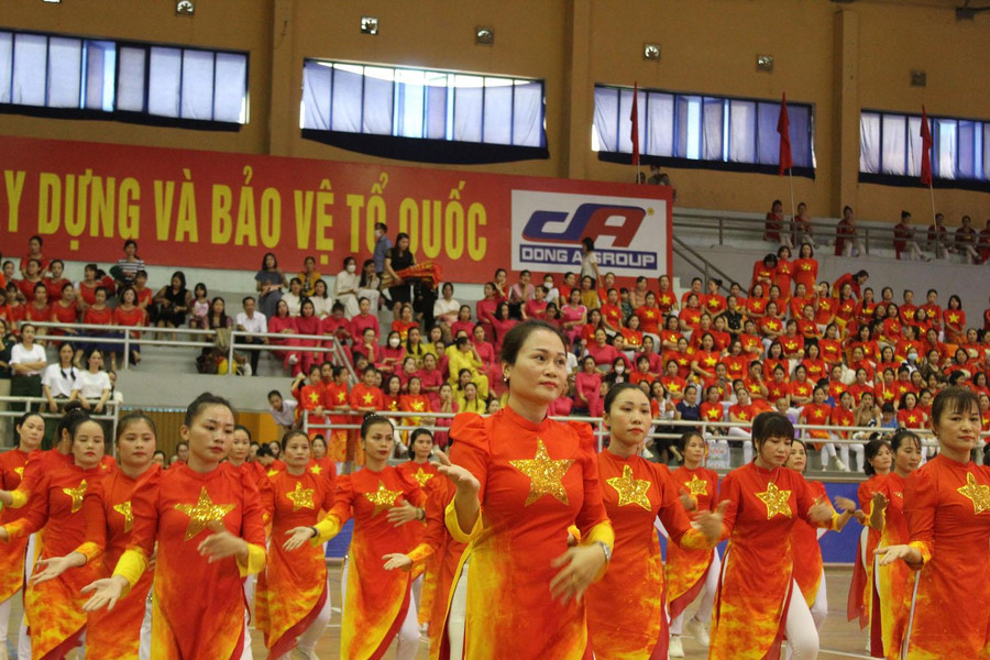 Phần thi nhảy dân vũ sôi động, rực rỡ sắc màu của đơn vị Trường Tiểu học Quảng Đại.