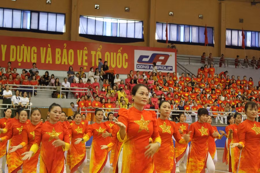 Phần thi nhảy dân vũ sôi động, rực rỡ sắc màu của đơn vị Trường Tiểu học Quảng Đại.