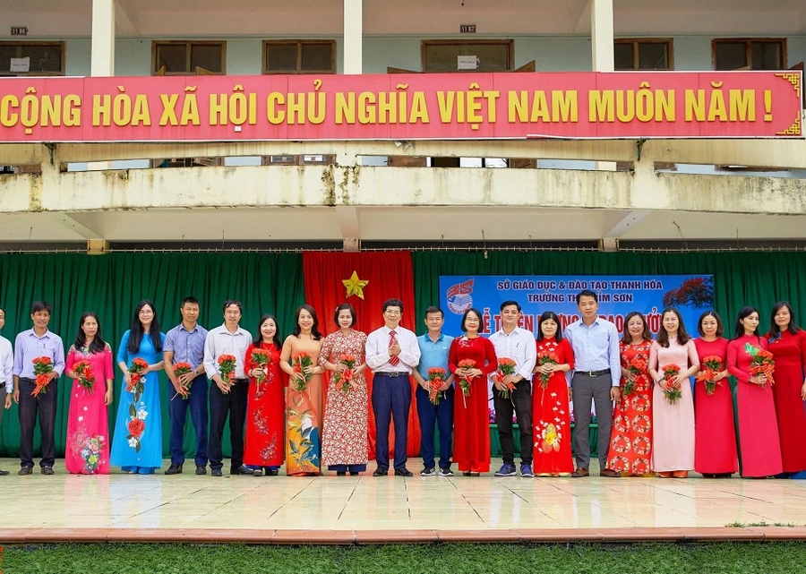 Lãnh đạo Trường THPT Bỉm Sơn trao thưởng cho thầy, cô giáo đạt thành tích cao, năm học 2021-2022.