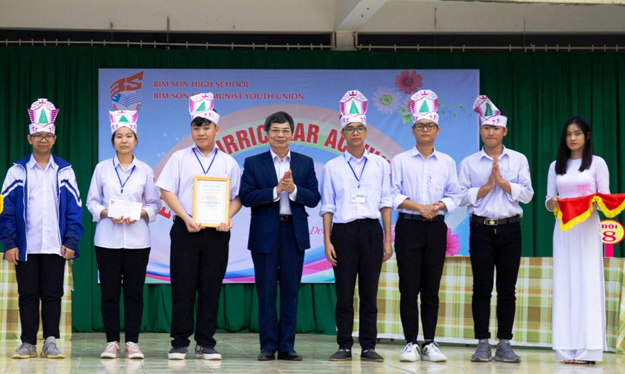 Lãnh đạo nhà trường trao thưởng cho HS đạt thành tích trong hoạt động ngoại khóa Câu lạc bộ tiếng Anh.