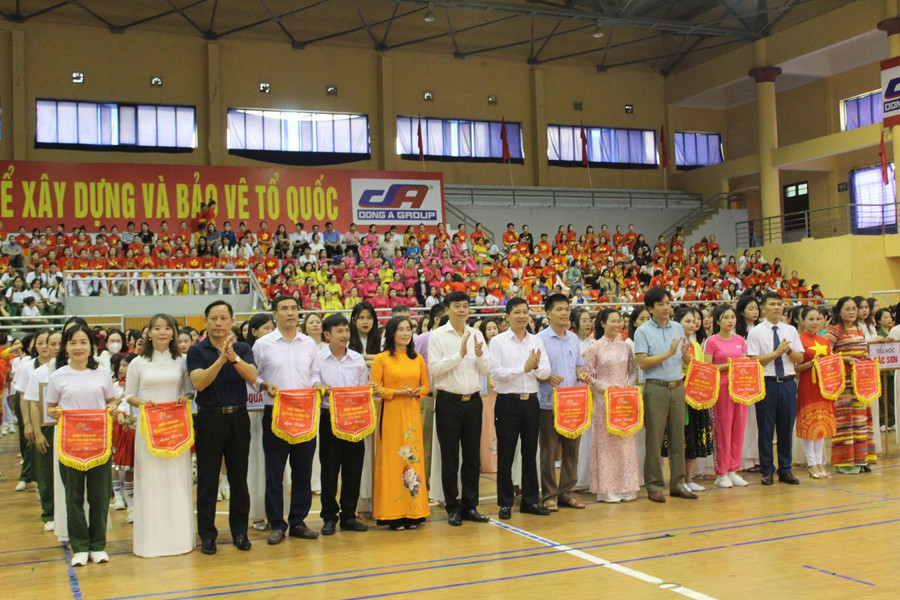 Lãnh đạo UBND TP Sầm Sơn trao cờ lưu niệm cho các đơn vị tham gia hội thao.