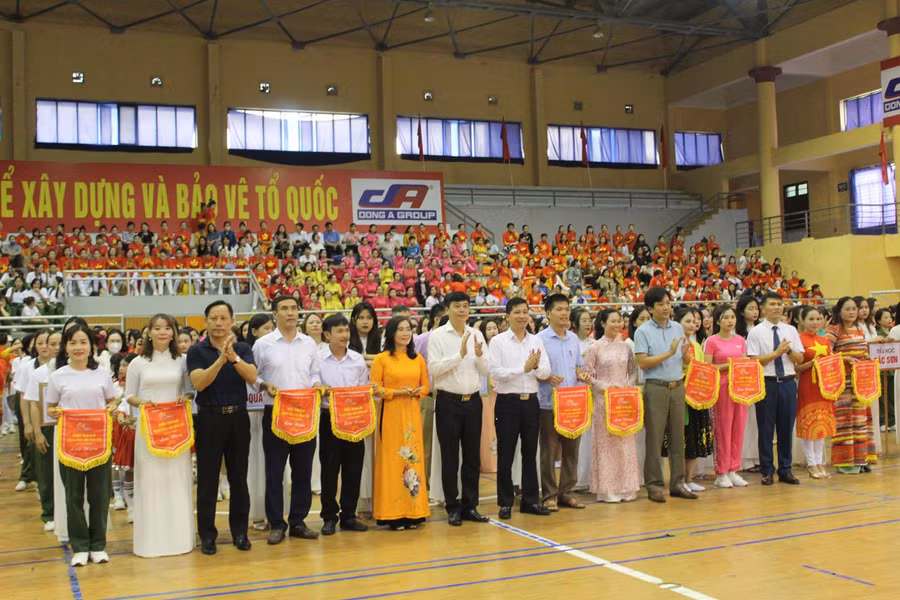 Lãnh đạo UBND TP Sầm Sơn trao cờ lưu niệm cho các đơn vị tham gia hội thao.