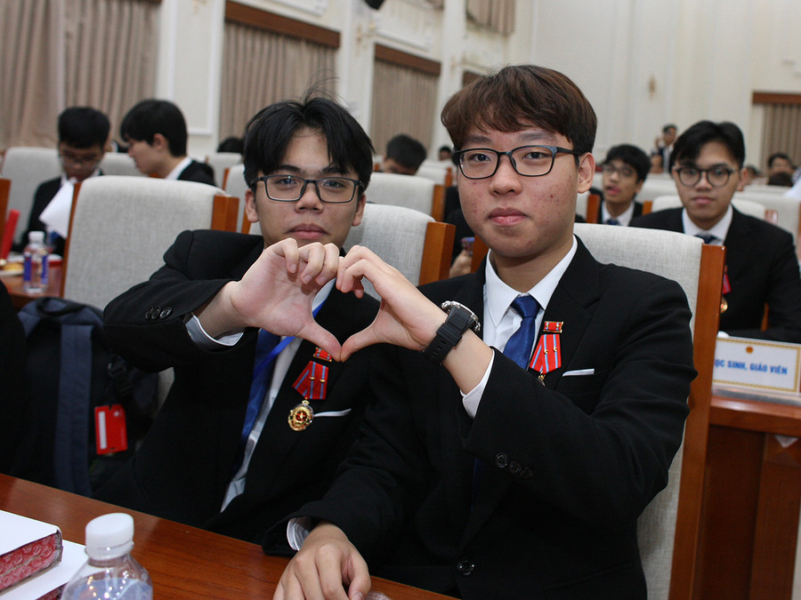 Niềm vui của các em học sinh và người thân tham dự buổi gặp mặt. Niềm vui của các em học sinh và người thân tham dự buổi gặp mặt.