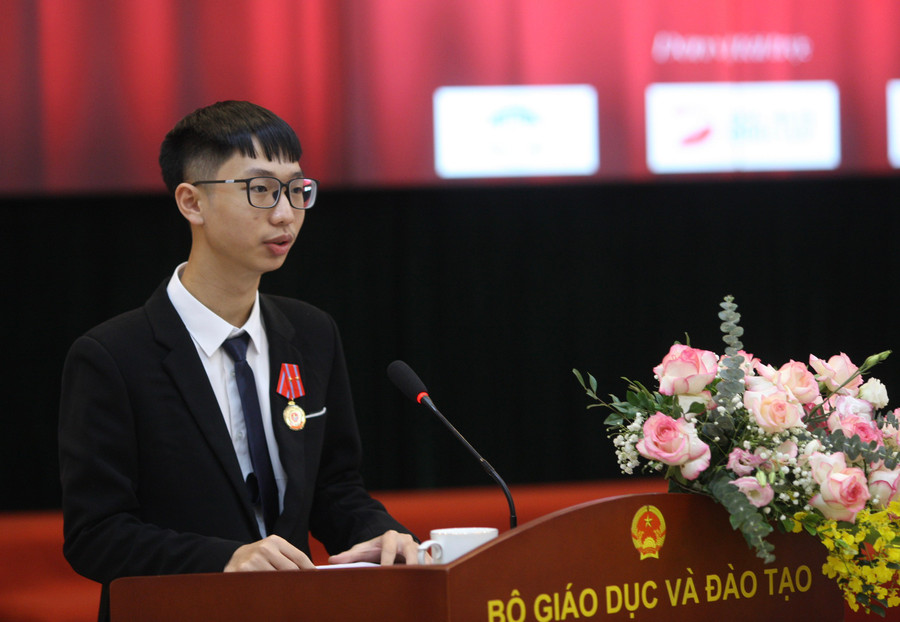 Em Nguyễn An Thịnh, Huy chương Vàng Olympic Toán học Quốc tế năm 2023. Em Nguyễn An Thịnh, Huy chương Vàng Olympic Toán học Quốc tế năm 2023.