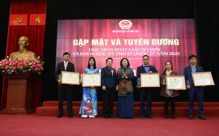 Thứ trưởng Bộ GD&ĐT Ngô Thị Minh và bà Phạm Thị Hòe, Phó Chủ tịch Trung ương Hội khuyến học Việt Nam trao Bằng khen của Bộ trưởng Bộ GD&ĐT cho 5 tập thể. Thứ trưởng Bộ GD&ĐT Ngô Thị Minh và bà Phạm Thị Hòe, Phó Chủ tịch Trung ương Hội khuyến học Việt Nam trao Bằng khen của Bộ trưởng Bộ GD&ĐT cho 5 tập thể.