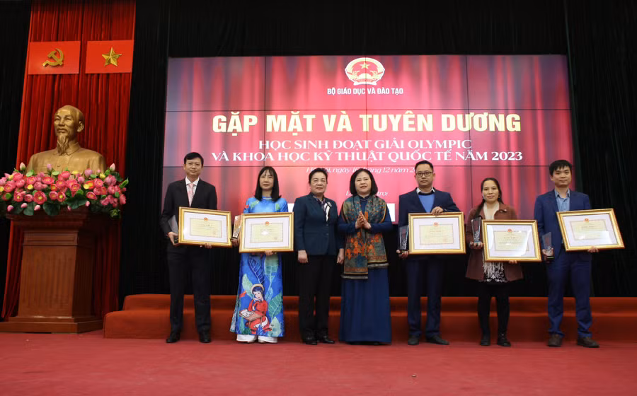 Thứ trưởng Bộ GD&amp;ĐT Ngô Thị Minh và bà Phạm Thị Hòe, Phó Chủ tịch Trung ương Hội khuyến học Việt Nam trao Bằng khen của Bộ trưởng Bộ GD&amp;ĐT cho 5 tập thể.