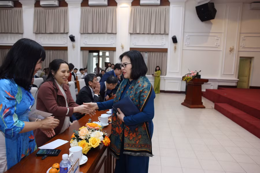 Thứ trưởng Bộ GD&amp;ĐT Ngô Thị Minh gặp gỡ các đại biểu tham dự buổi gặp mặt.