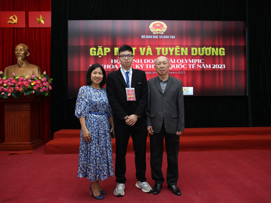 Niềm vui của các em học sinh và người thân tham dự buổi gặp mặt. Niềm vui của các em học sinh và người thân tham dự buổi gặp mặt.