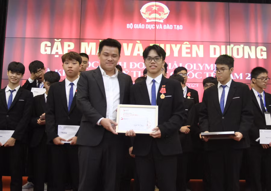 Đại diện Trung tâm Tiếng Anh DOL Đình Lực tặng quà cho các em học sinh.