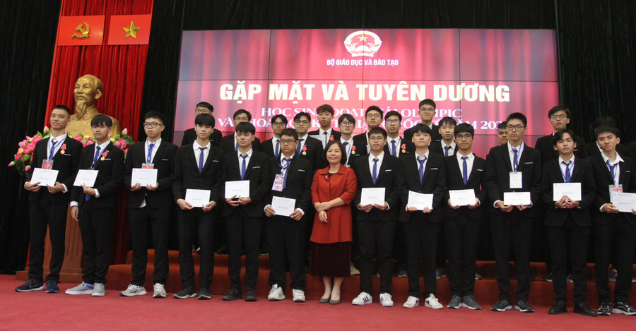 Đại diện Quỹ Khuyến học Việt Nam tặng quà học sinh. Đại diện Quỹ Khuyến học Việt Nam tặng quà học sinh.