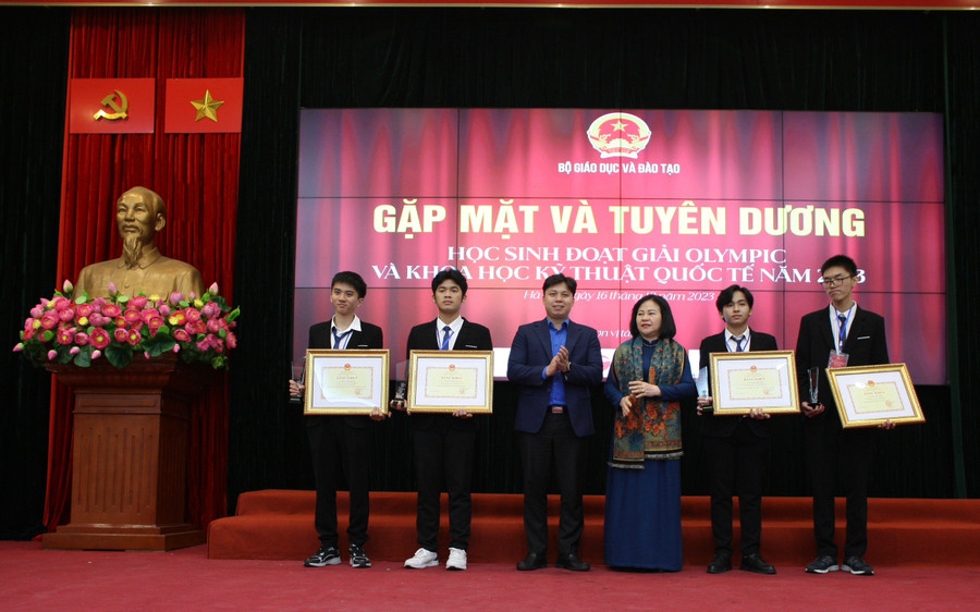 Thứ trưởng Ngô Thị Minh đã trao Bằng khen của Bộ trưởng cho 5 học sinh. Thứ trưởng Ngô Thị Minh đã trao Bằng khen của Bộ trưởng cho 5 học sinh.