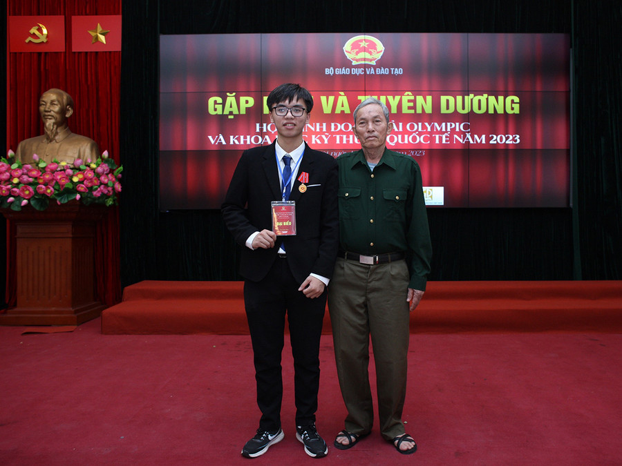 Niềm vui của các em học sinh và người thân tham dự buổi gặp mặt. Niềm vui của các em học sinh và người thân tham dự buổi gặp mặt.