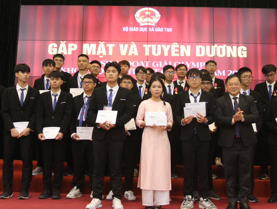 Đại diện Quỹ Tài năng trẻ tặng quà cho học sinh đoạt giải Olympic và Khoa học kỹ thuật quốc tế 2023. Đại diện Quỹ Tài năng trẻ tặng quà cho học sinh đoạt giải Olympic và Khoa học kỹ thuật quốc tế 2023.