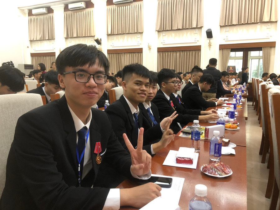Niềm vui của các em học sinh và người thân tham dự buổi gặp mặt. Niềm vui của các em học sinh và người thân tham dự buổi gặp mặt.