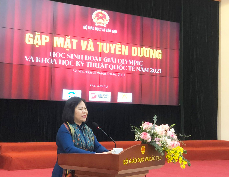Thứ trưởng Bộ GD&ĐT Ngô Thị Minh chúc mừng các em học sinh và thầy cô giáo. Thứ trưởng Bộ GD&ĐT Ngô Thị Minh chúc mừng các em học sinh và thầy cô giáo.
