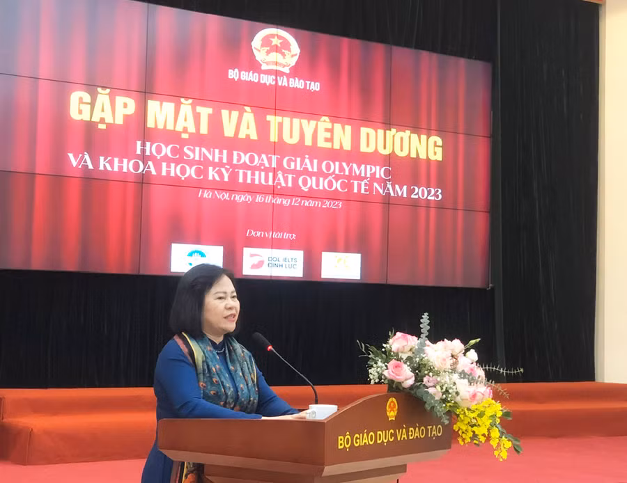 Thứ trưởng Bộ GD&amp;ĐT Ngô Thị Minh chúc mừng các em học sinh và thầy cô giáo.