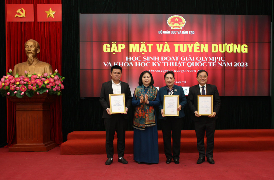 Thứ trưởng Ngô Thị Minh trao tặng Giấy chứng nhận cho các đơn vị tài trợ. Thứ trưởng Ngô Thị Minh trao tặng Giấy chứng nhận cho các đơn vị tài trợ.