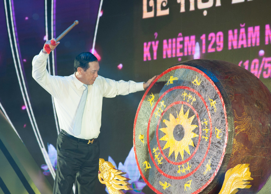 Ông Lê Minh Thông - Phó Chủ tịch UBND tỉnh Nghệ An đánh trống khai hội Ông Lê Minh Thông - Phó Chủ tịch UBND tỉnh Nghệ An đánh trống khai hội