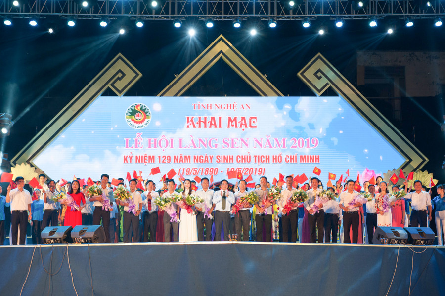 Tặng hoa cho các đơn vị tham gia hoạt động của Lễ hội Làng Sen Tặng hoa cho các đơn vị tham gia hoạt động của Lễ hội Làng Sen