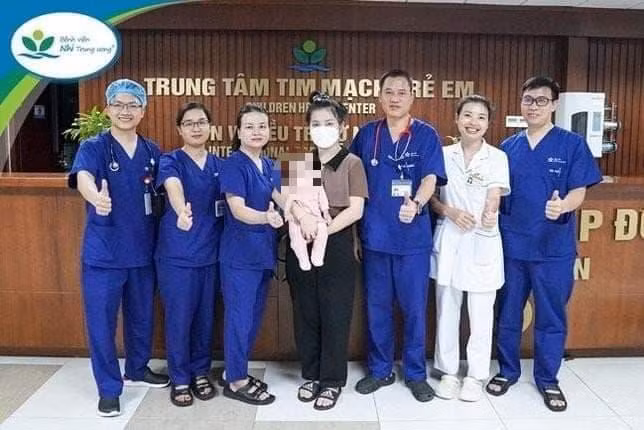 Hai mẹ con bé P.S chụp ảnh lưu niệm cùng các y bác sĩ Trung tâm Tim mạch, Bệnh viện Nhi Trung ương. Ảnh: BV.