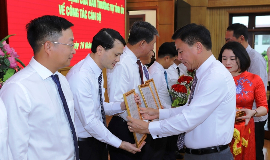 Bí thư Tỉnh ủy Thanh Hóa Đỗ Trọng Hưng trao quyết định cho cán bộ được điều động. Ảnh: Minh Hiếu.