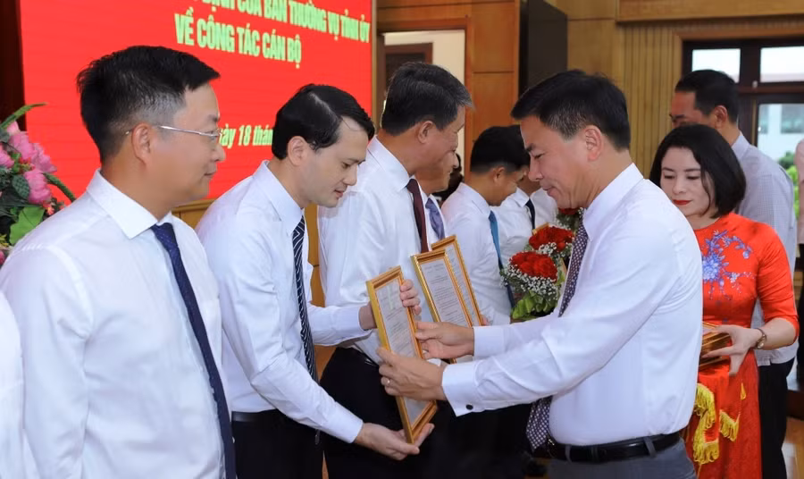 Bí thư Tỉnh ủy Thanh Hóa Đỗ Trọng Hưng trao quyết định cho cán bộ được điều động. Ảnh: Minh Hiếu.