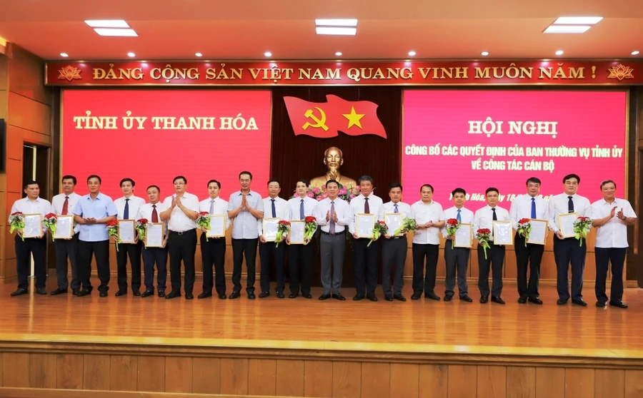 Lãnh đạo tỉnh Thanh Hóa trao quyết định điều động, luân chuyển cho 13 cán bộ. Ảnh: Minh Hiếu.