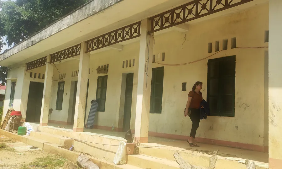 Cô Hà Thị Mai được Trường PTDTBT-THCS Phú Sơn (Quan Hóa) cho mượn dãy nhà công vụ đã bỏ hoang lâu nay để làm nơi ở khi lên nhận công tác tại Trường Mầm non Phú Sơn. (Ảnh: Hồng Đức)
