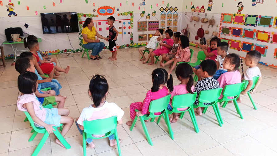 Cô Hà Thị Mai lên lớp dạy trẻ ở Trường Mầm non Phú Sơn (Quan Hóa). (Ảnh: Hồng Đức) Cô Hà Thị Mai lên lớp dạy trẻ ở Trường Mầm non Phú Sơn (Quan Hóa). (Ảnh: Hồng Đức)