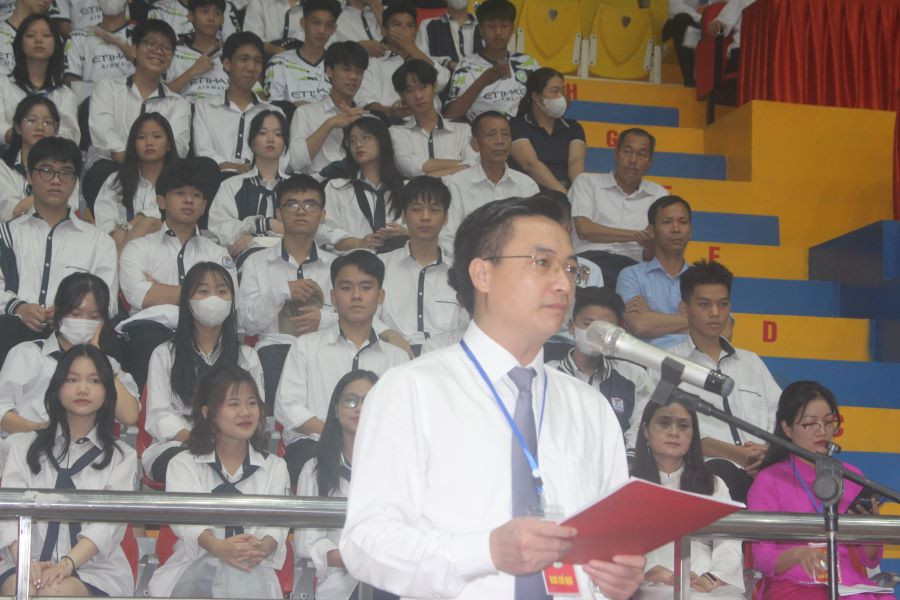 Ông Nguyễn Văn Huyến, Giám đốc Sở GD&ĐT tỉnh Vĩnh Phúc phát biểu khai mạc. Ông Nguyễn Văn Huyến, Giám đốc Sở GD&ĐT tỉnh Vĩnh Phúc phát biểu khai mạc.