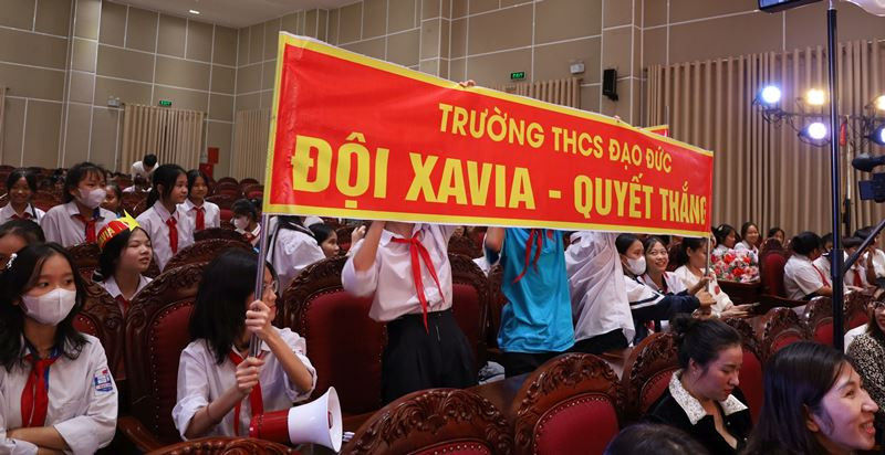 Khán giả cổ vũ nhiệt tình cho các đội dự thi.