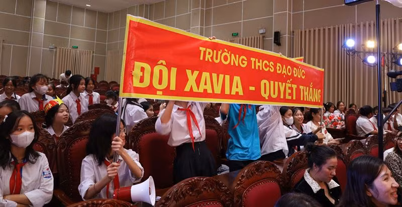 Khán giả cổ vũ nhiệt tình cho các đội dự thi.