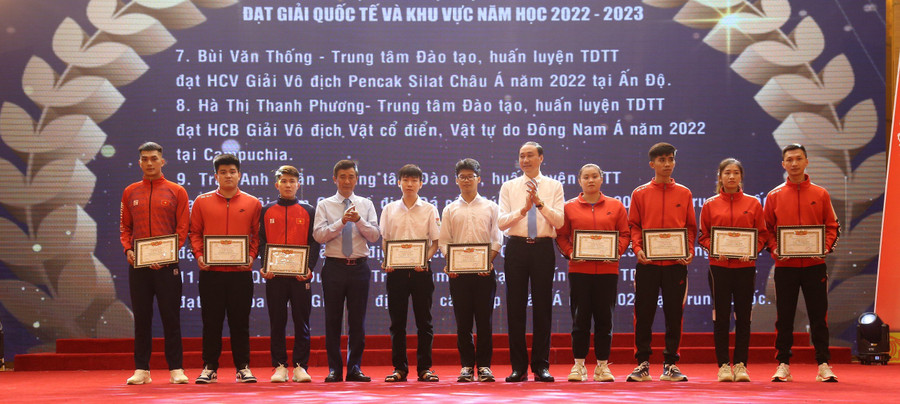 Lãnh đạo tỉnh Phú Thọ khen thưởng học sinh đoạt giải quốc tế và khu vực năm học 2022-2023. Lãnh đạo tỉnh Phú Thọ khen thưởng học sinh đoạt giải quốc tế và khu vực năm học 2022-2023.