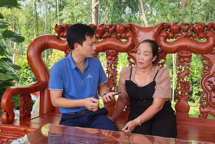 Bà Nguyễn Thị Hương Hồi - Bí thư Chi bộ tổ dân phố Gò Nọi thông tin tới cơ quan báo chí. Bà Nguyễn Thị Hương Hồi - Bí thư Chi bộ tổ dân phố Gò Nọi thông tin tới cơ quan báo chí.