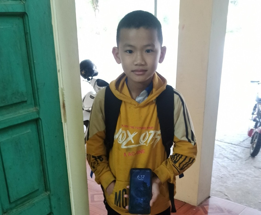 Em Quân mang điện thoại nhặt được đến Công an xã nhờ trả lại. Ảnh: Công an xã Yên Nguyên