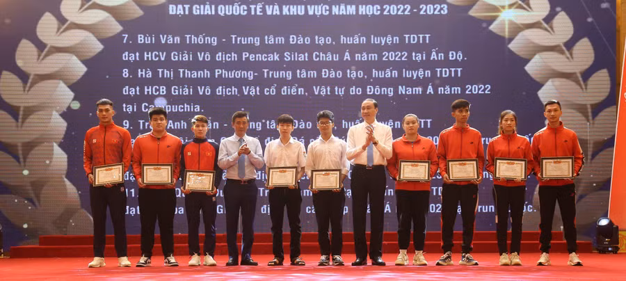 Lãnh đạo tỉnh Phú Thọ khen thưởng học sinh đoạt giải quốc tế và khu vực năm học 2022-2023.
