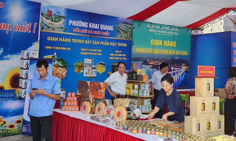 Các gian trưng bày đang khẩn trương hoàn thiện. Các gian trưng bày đang khẩn trương hoàn thiện.