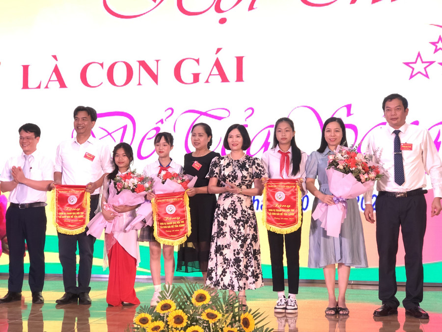 Ban tổ chức tặng cờ lưu niệm cho các nhà trường có đội dự thi.