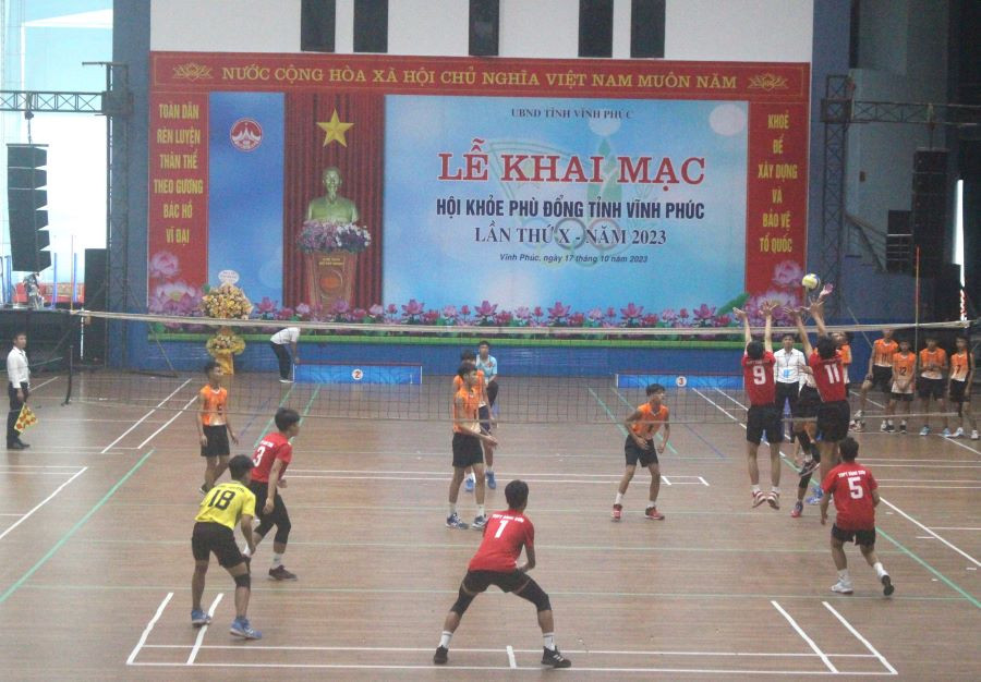 Ngay sau lễ khai mạc là trận chung kết bóng chuyền nam giữa Trường THPT Bình Sơn, huyện Sông Lô với Trung tâm GDNN-GDTX Lập Thạch. Ngay sau lễ khai mạc là trận chung kết bóng chuyền nam giữa Trường THPT Bình Sơn, huyện Sông Lô với Trung tâm GDNN-GDTX Lập Thạch.