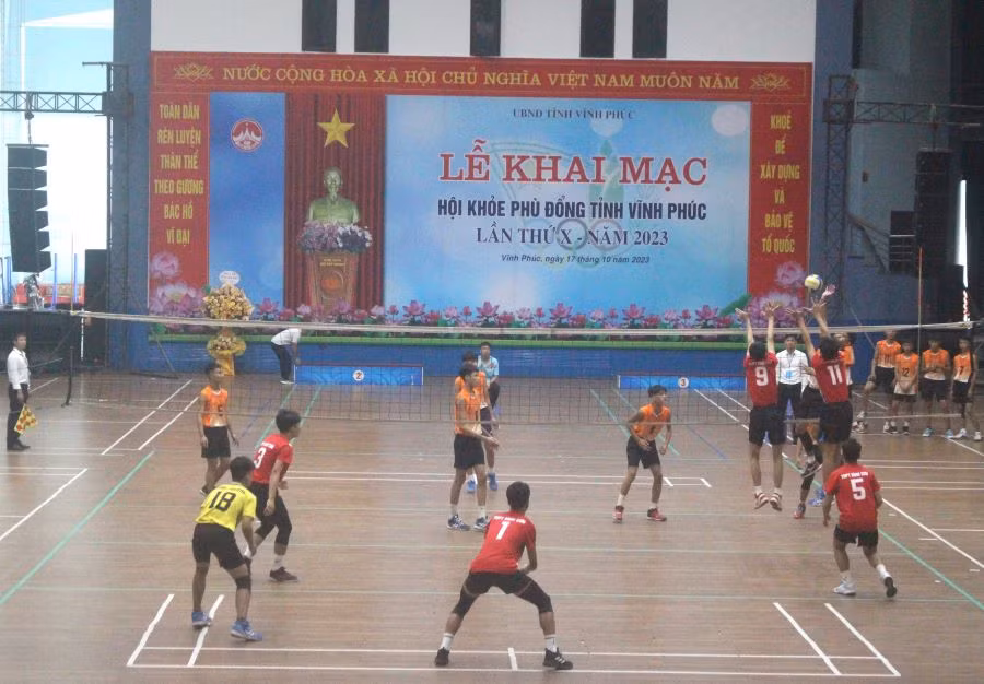 Ngay sau lễ khai mạc là trận chung kết bóng chuyền nam giữa Trường THPT Bình Sơn, huyện Sông Lô với Trung tâm GDNN-GDTX Lập Thạch.