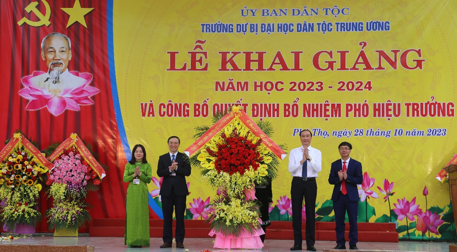 Phó Bí thư Tỉnh ủy Phú Thọ Phùng Khánh Tài (thứ 2 từ phải qua) tặng hoa chúc mừng nhà trường.