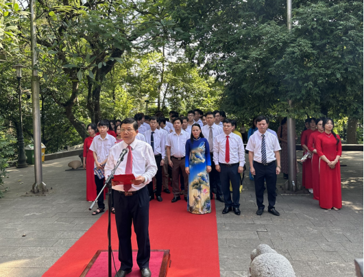 Ông Nguyễn Văn Mạnh, Giám đốc Sở GD&amp;ĐT Phú Thọ báo công với các Vua Hùng về kết quả năm học 2022-2023.