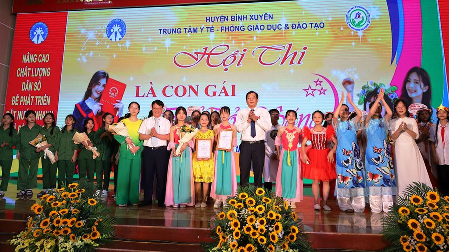 Ban tổ chức trao giải Nhất cho đội thi của Trường THCS Gia Khánh.