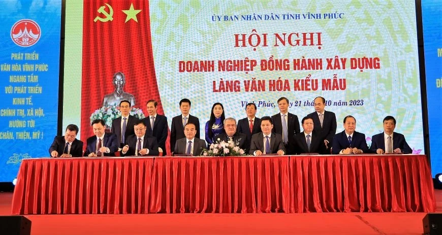 Các địa phương, doanh nghiệp ký kết biên bản hợp tác, tiêu thụ sản phẩm ở các Làng văn hóa kiểu mẫu.