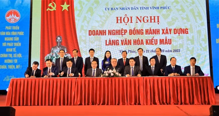 Các địa phương, doanh nghiệp ký kết biên bản hợp tác, tiêu thụ sản phẩm ở các Làng văn hóa kiểu mẫu.