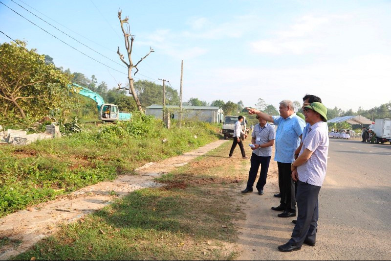 Lãnh đạo TP Vĩnh Yên chỉ đạo lực lượng cưỡng chế tại hiện trường.