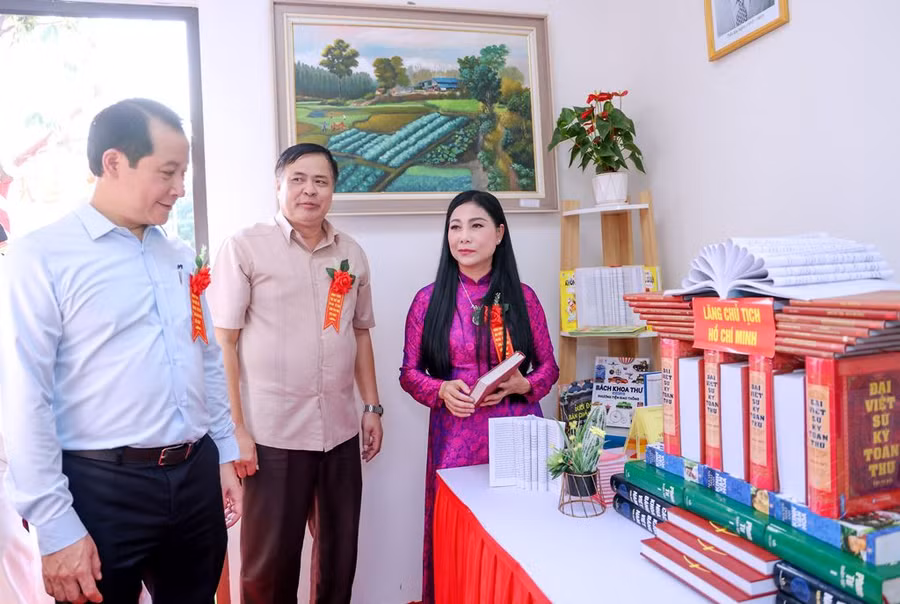 Lãnh đạo Tỉnh ủy Vĩnh Phúc và Thành ủy Vĩnh Yên tham quan gian trưng bày của các đơn vị tại sự kiện.