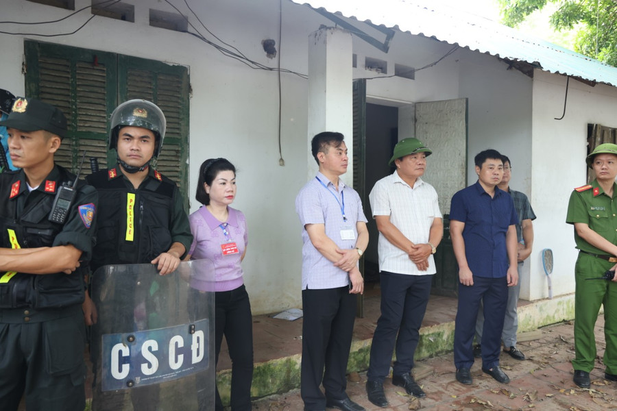 Lãnh đạo thành phố Vĩnh Yên chỉ đạo buổi cưỡng chế. Lãnh đạo thành phố Vĩnh Yên chỉ đạo buổi cưỡng chế.