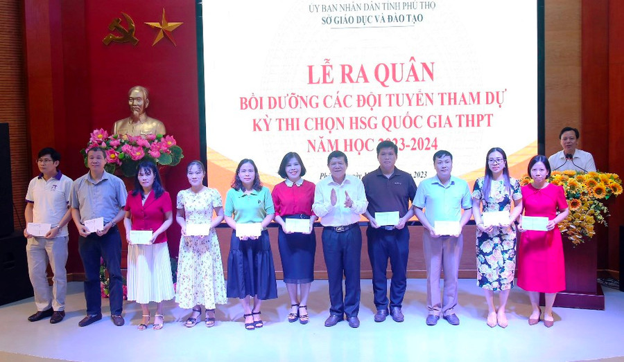 Lãnh đạo Sở GDĐT Phú Thọ trao quà cho các tổ giáo viên bồi dưỡng HSG.