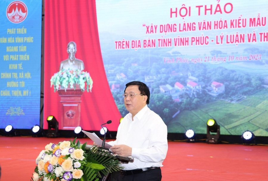 Giáo sư Nguyễn Xuân Thắng, Ủy viên Bộ Chính trị, Giám đốc Học viện Chính trị quốc gia Hồ Chí Minh, Chủ tịch Hội đồng Lý luận Trung ương phát biểu đề dẫn hội thảo.